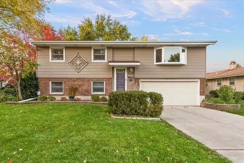 1842 Country Knoll Ln, Elgin, IL 60123