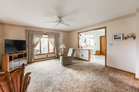 Living - 511 Willow St, Maple Park, IL 60151 photo 4 of 5