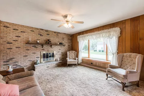 Living - 511 Willow St, Maple Park, IL 60151 photo 2 of 5