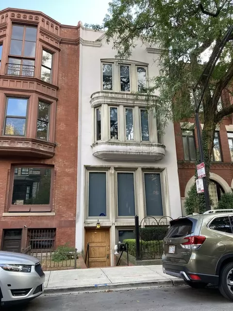 29 E Scott St, Chicago, IL 60610