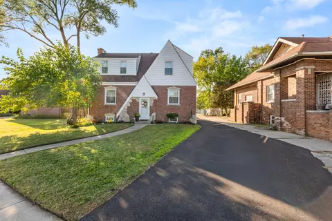 8464 Gross Point Rd, Skokie, IL 60077