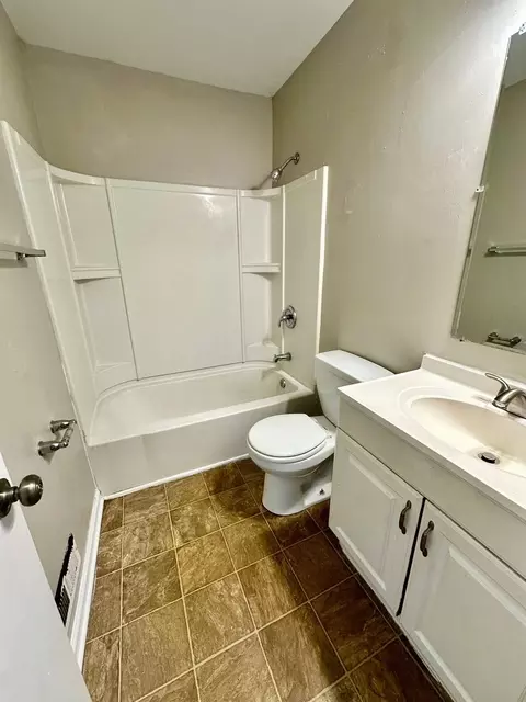 Bath - 1152 Hiawatha Dr, Elgin, IL 60120 photo 1 of 1
