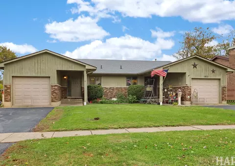 920 Pleasant St, Woodstock, IL 60098