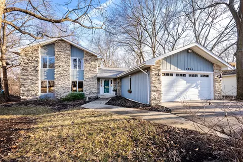 1008 Valencia Dr, Shorewood, IL 60404