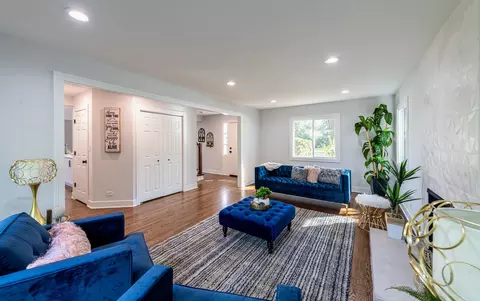 Living - 312 Pine St, Deerfield, IL 60015 photo 2 of 3
