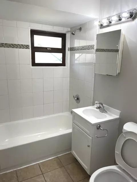 Bath - 4348 Mann St, Oak Forest, IL 60452 photo 1 of 2