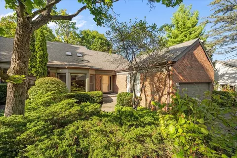 8 Warrington Dr, Lake Bluff, IL 60044