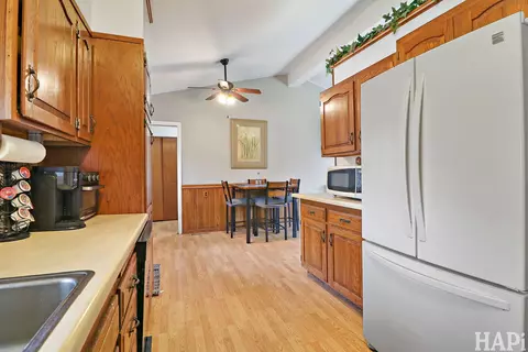 Kitchen - 1711 Beechnut Dr, Holiday Hills, IL 60051 photo 2 of 3