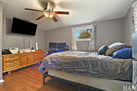 Bedroom - 1711 Beechnut Dr, Holiday Hills, IL 60051 photo 6 of 7