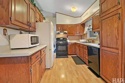 Kitchen - 1711 Beechnut Dr, Holiday Hills, IL 60051 photo 3 of 3