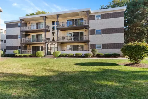 301 E Plainfield Rd #6, La Grange, IL 60525