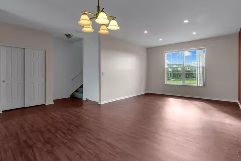 Living - 5320 Cobblers Xing, Mchenry, IL 60050 photo 2 of 3