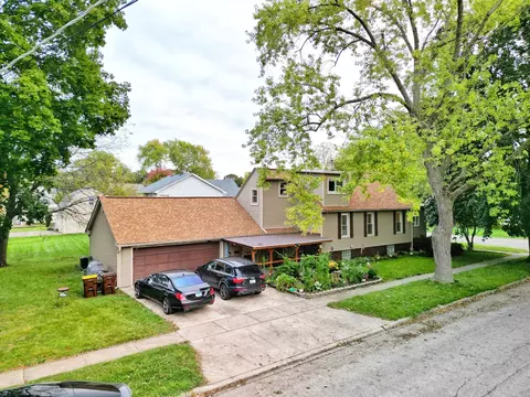 320 W Donovan Ave, Woodstock, IL 60098