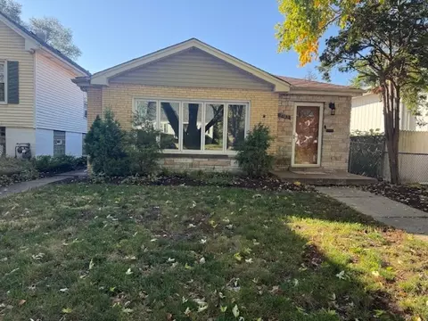 2723 W 98th St, Evergreen Park, IL 60805