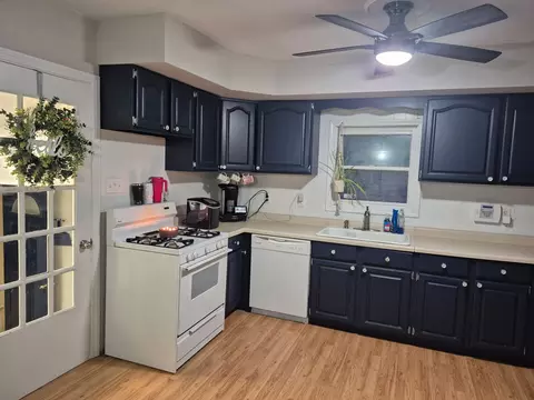 Kitchen - 863 W Williams St, Kankakee, IL 60901 photo 1 of 2