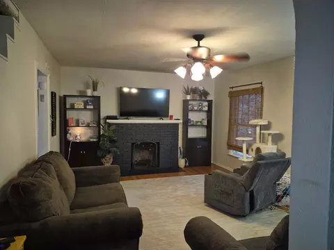 Living - 863 W Williams St, Kankakee, IL 60901 photo 1 of 2