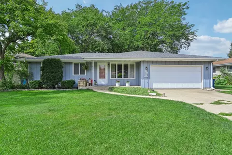 698 Hiawatha Dr, Elgin, IL 60120