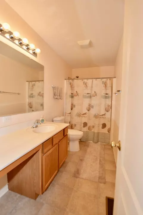 Bath - 1703 Cashel Ln, Mchenry, IL 60050 photo 2 of 3