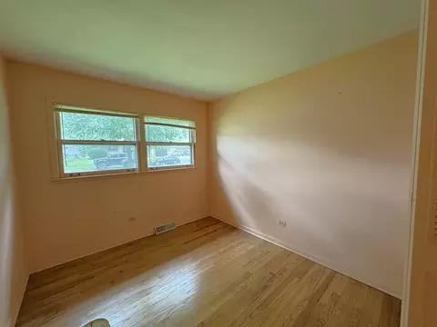 Bedroom - 1372 Algonquin Dr, Elgin, IL 60120 photo 4 of 6