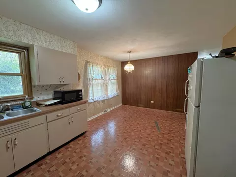 Kitchen - 1372 Algonquin Dr, Elgin, IL 60120 photo 2 of 2