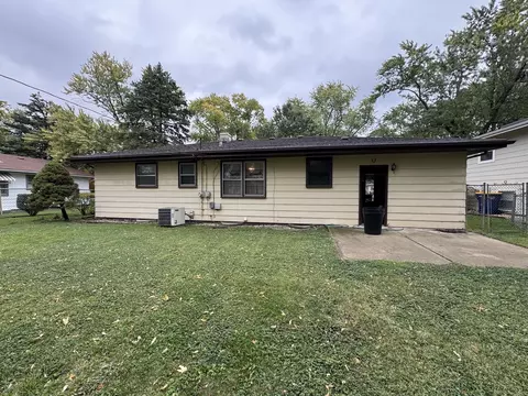 Exterior - 1372 Algonquin Dr, Elgin, IL 60120 photo 2 of 3
