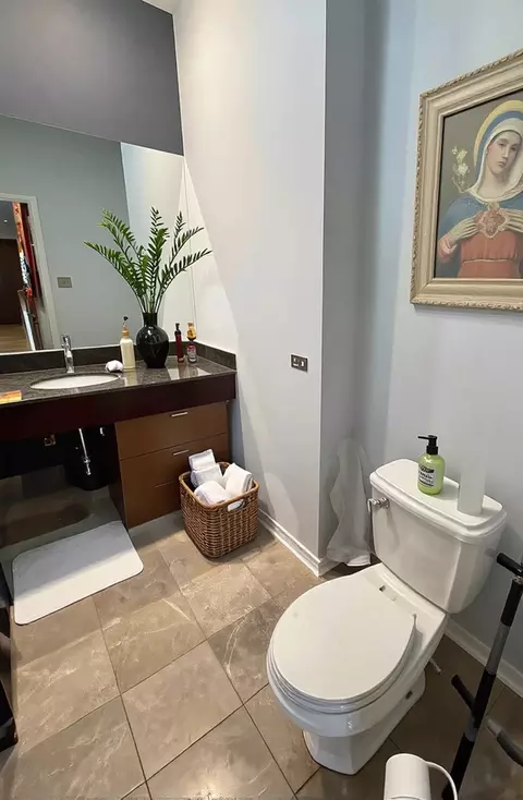 Bath - 2058 W Washington Blvd, Chicago, IL 60612 photo 4 of 4