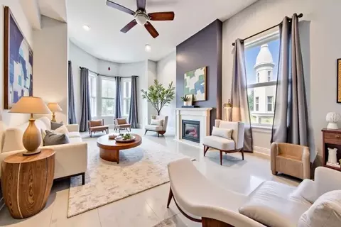 Living - 2058 W Washington Blvd, Chicago, IL 60612 photo 4 of 10