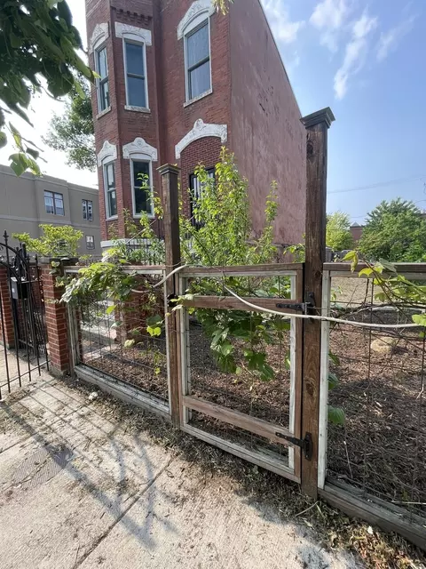 Exterior - 2058 W Washington Blvd, Chicago, IL 60612 photo 7 of 8