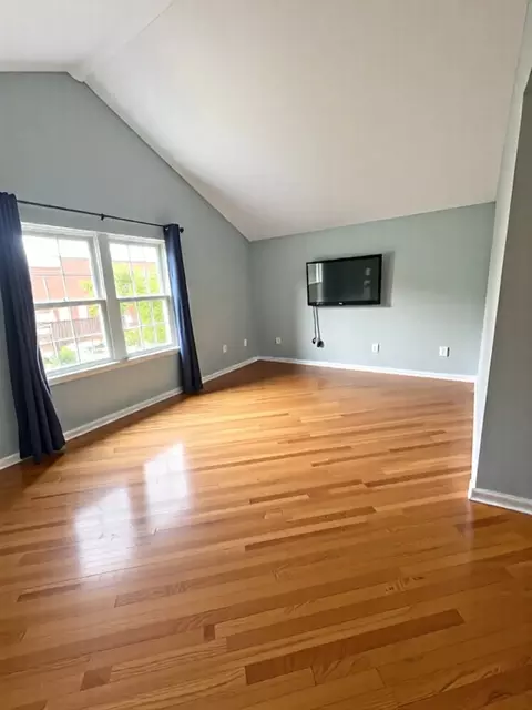 Living - 2058 W Washington Blvd, Chicago, IL 60612 photo 9 of 10