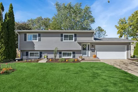 896 Canterbury Dr, Crystal Lake, IL 60014
