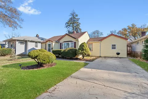 25 S Hudson St, Westmont, IL 60559