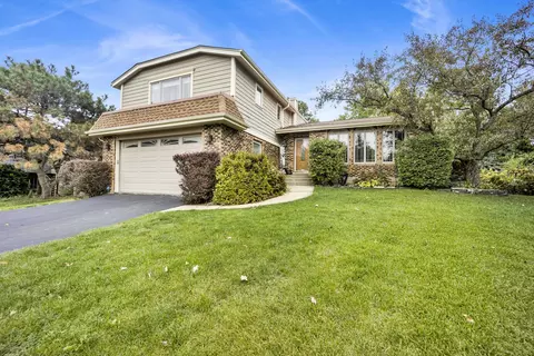823 N Harrow Ct, Addison, IL 60101