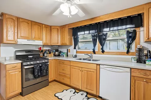 Kitchen - 3514 William St, Steger, IL 60475 photo 3 of 4