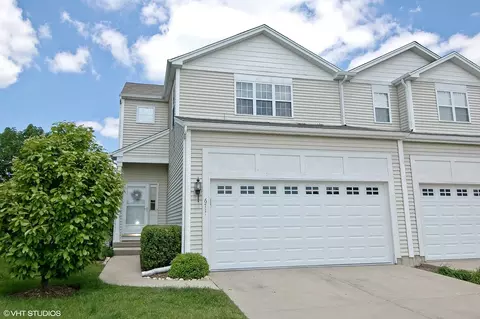 671 Fieldcrest Dr, South Elgin, IL 60177