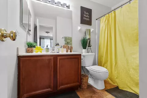 Bath - 2422 Oakfield Ct, Aurora, IL 60503 photo 2 of 3