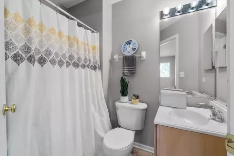 Bath - 2422 Oakfield Ct, Aurora, IL 60503 photo 3 of 3