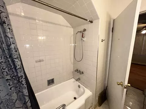 Bath - Undisclosed, Chicago, IL 60619 photo 1 of 2
