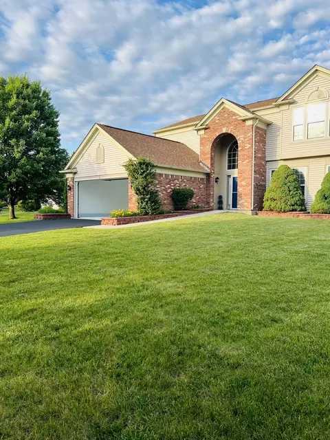 8 Honeysuckle Ct, Bolingbrook, IL 60490