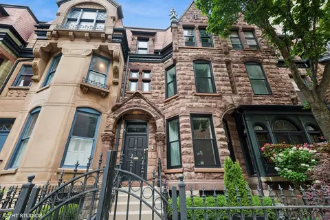 42 E Schiller St, Chicago, IL 60610
