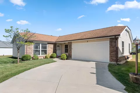 8 Warwick Ct, Streamwood, IL 60107