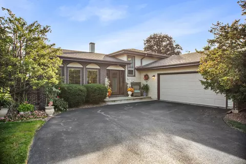 45 James Dr, Westmont, IL 60559