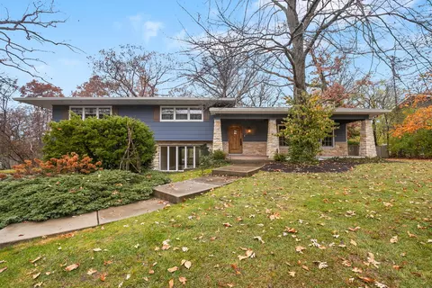 1292 Oak Trail Dr, Libertyville, IL 60048
