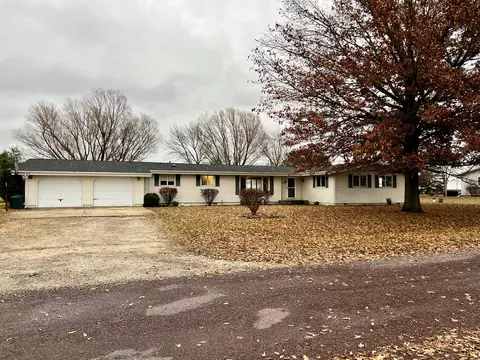 106 Lakeview Dr, Gibson City, IL 60936