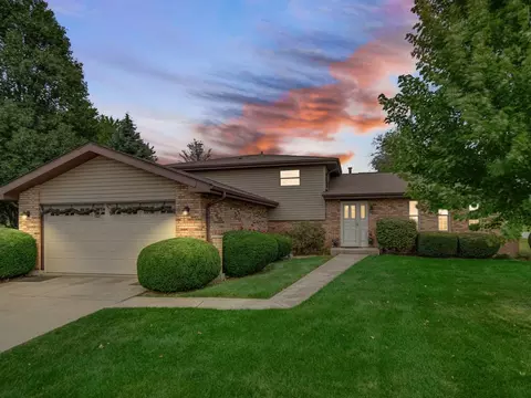 2 Honey Ln, New Lenox, IL 60451