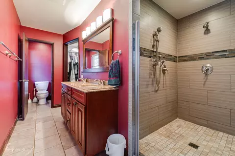 Bath - 800 Charles St, Morris, IL 60450 photo 2 of 3