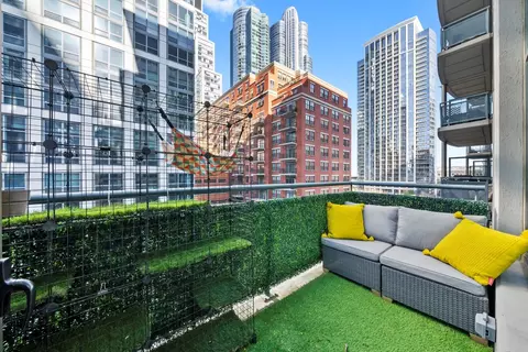 Exterior - 125 E 13th St #601, Chicago, IL 60605 photo 1 of 2