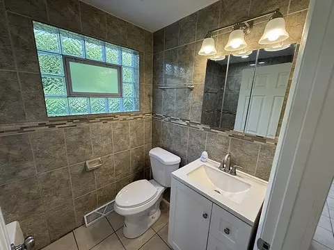 Bath - 653 E 87th Pl, Chicago, IL 60619 photo 1 of 2