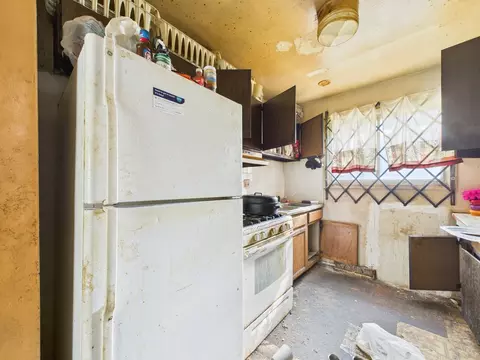Kitchen - 5610 S Lowe Ave, Chicago, IL 60621 photo 1 of 2