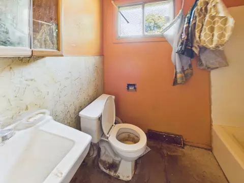 Bath - 5610 S Lowe Ave, Chicago, IL 60621 photo 1 of 2