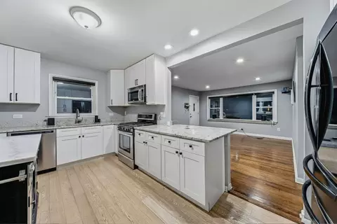 Kitchen - 16047 Cambridge Ct, Markham, IL 60428 photo 7 of 8